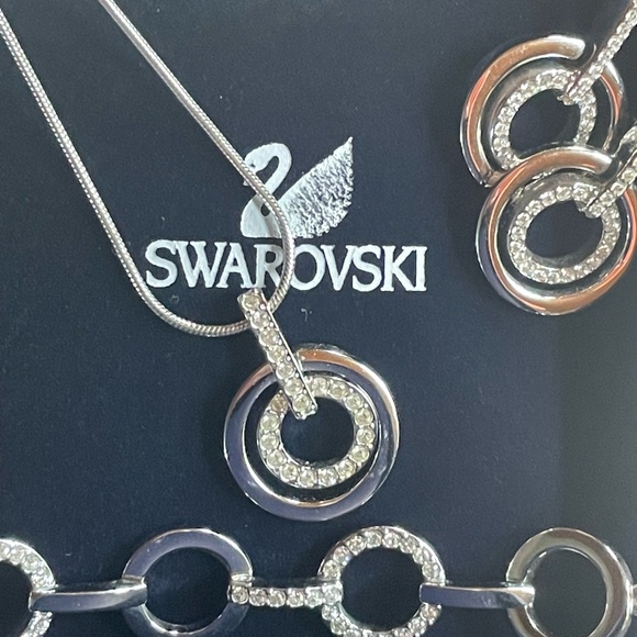 Swarovski circle pendant necklace, bracelet, earring set. - Picture 4 of 16